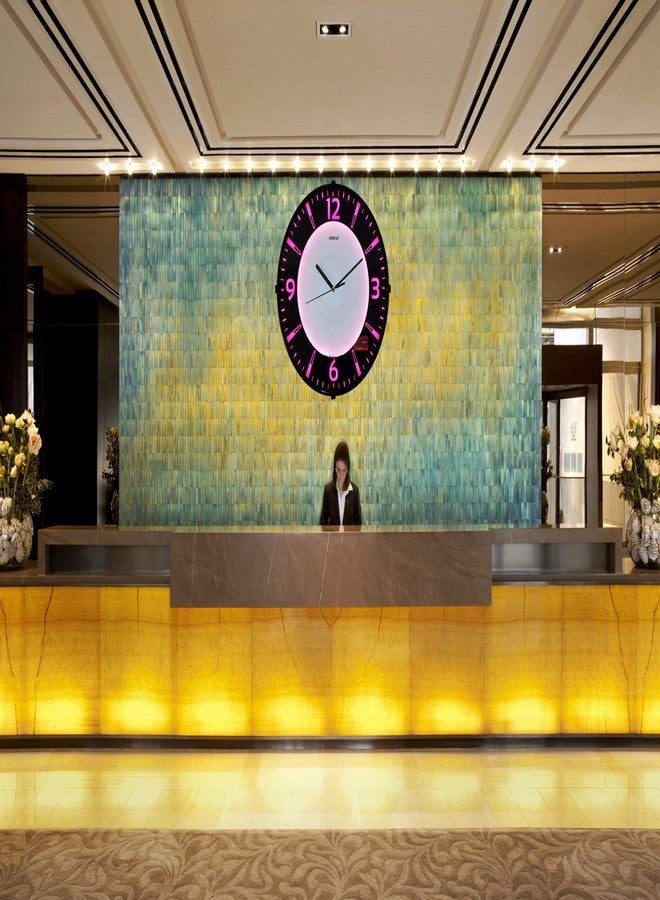 أوريفا ساعة حائط دائرية بلاستيكية تناظرية بإضاءة خلفية من Oreva (32 سم × 32 سم × 4 سم، LED وردي، AQ 1667) - Image 5